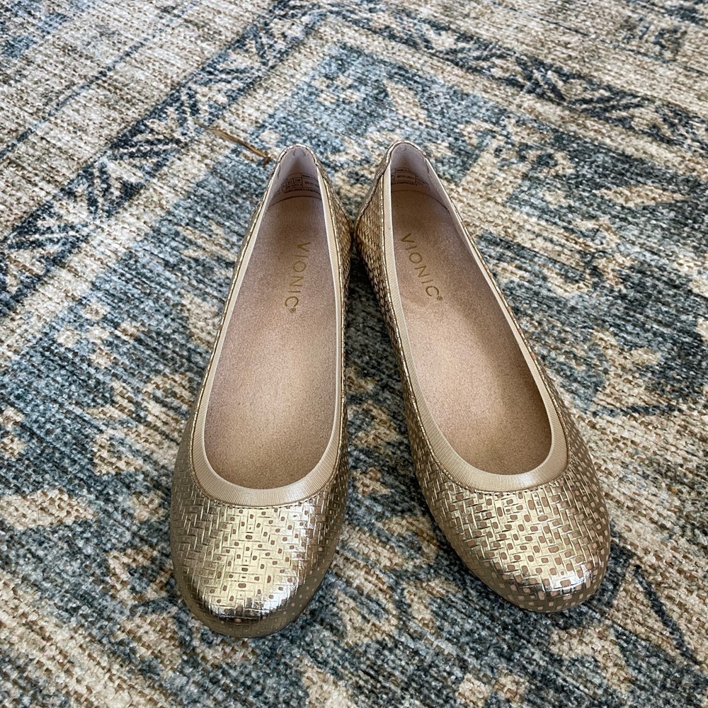 New in box Vionic Anita gold leather flat size 6.5
